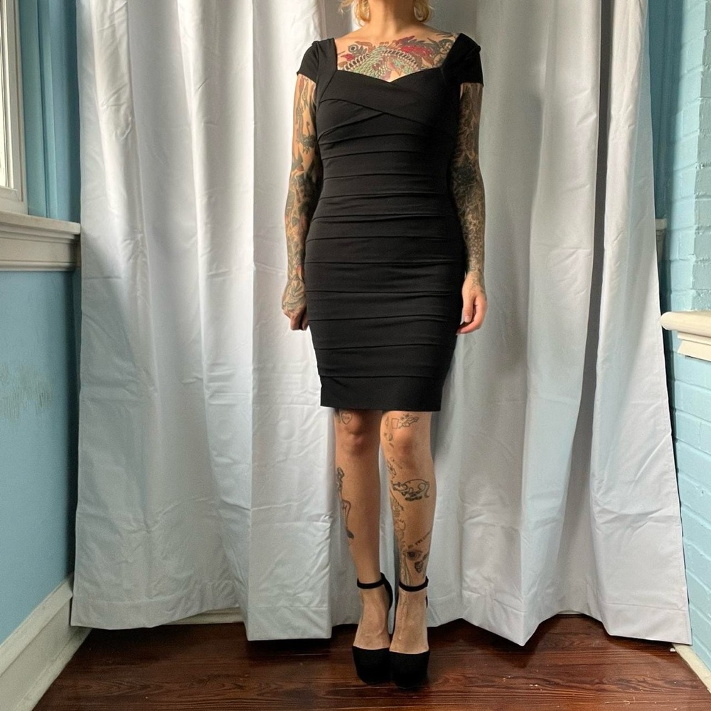white house | black market lbd cap sleeved queen anne neckline snatched size 6p
